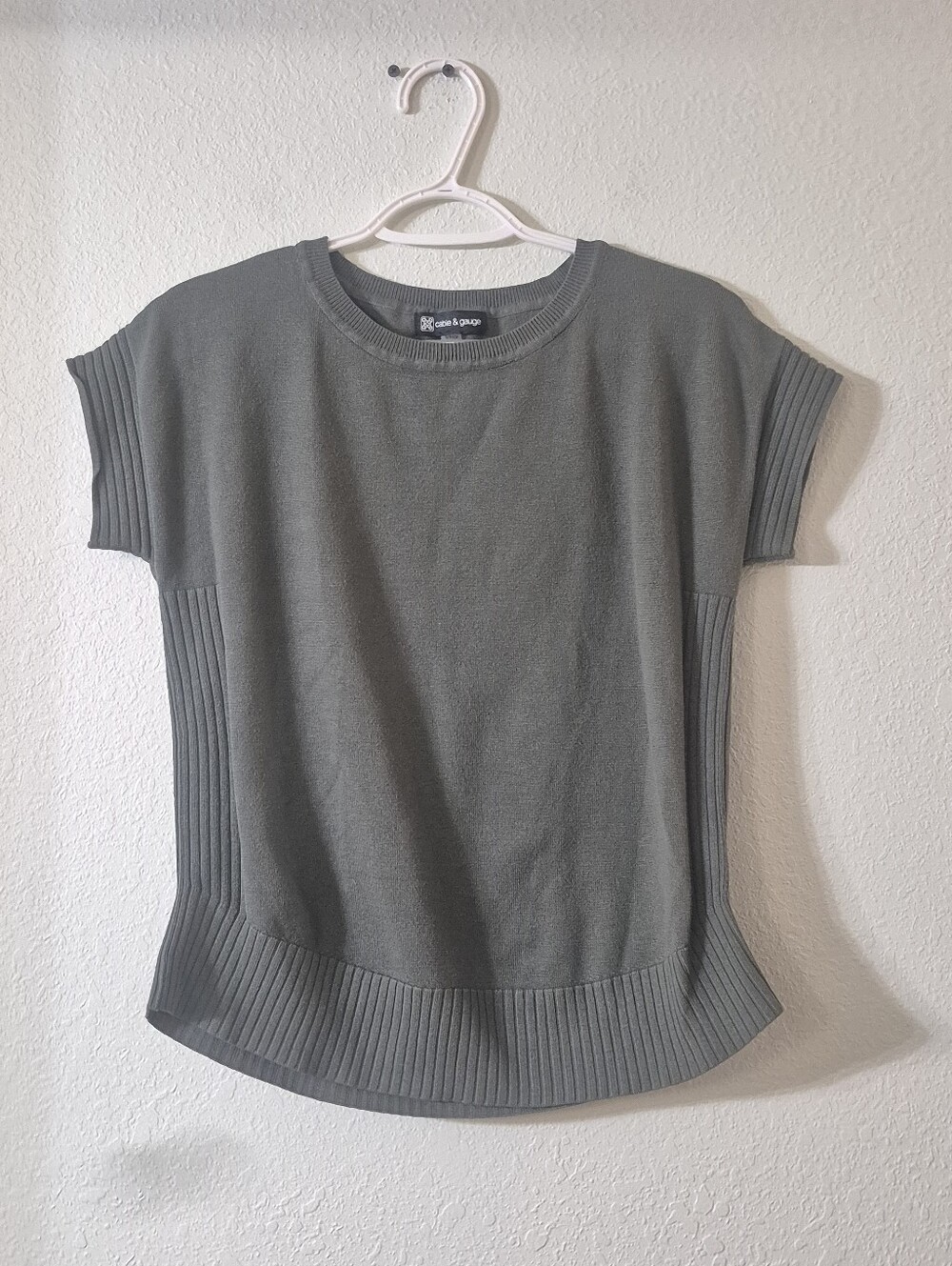 Cable & Gauge Olive Short-Sleeve Ribbed Hem Crewneck Top